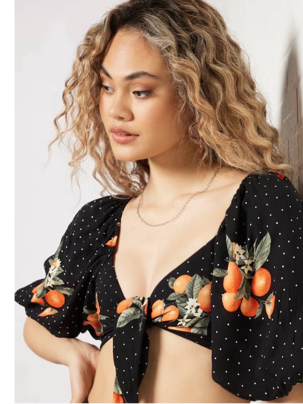 Forever 21 printed tie front crop top on black